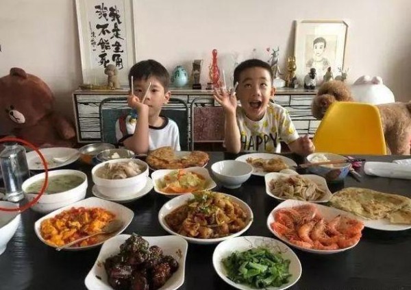 本以为明星喝的是普通矿泉水，看到霍思燕，才知道什么叫真土豪