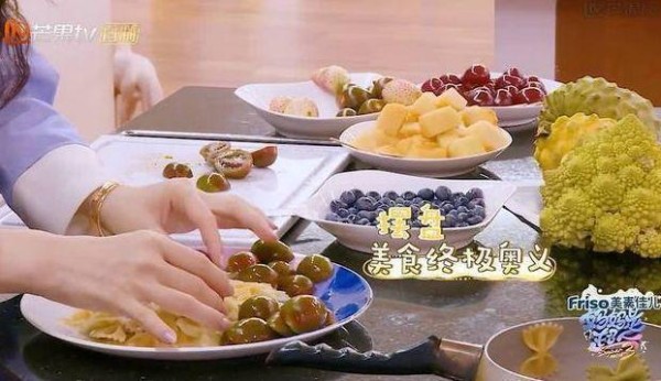 本以为明星喝的是普通矿泉水，看到霍思燕，才知道什么叫真土豪