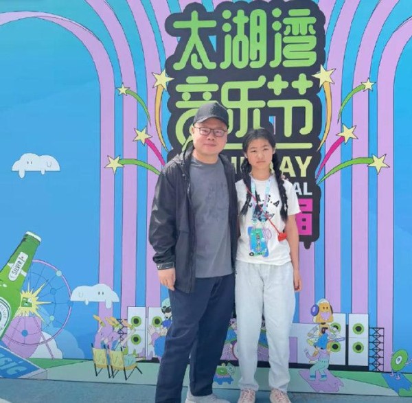岳云鹏带女儿音乐节首秀，网友：这长相一看就是亲生的！