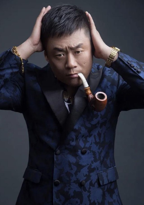 宋晓峰：拜赵本山为师后出名，把患难老婆宠成宝，妥妥人生赢家！