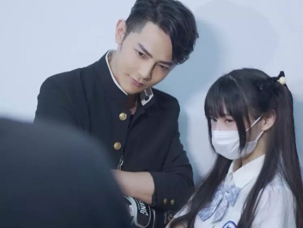 蔡萝莉受邀改造何钰欣，给其穿“女仆装”网友：心机女？
