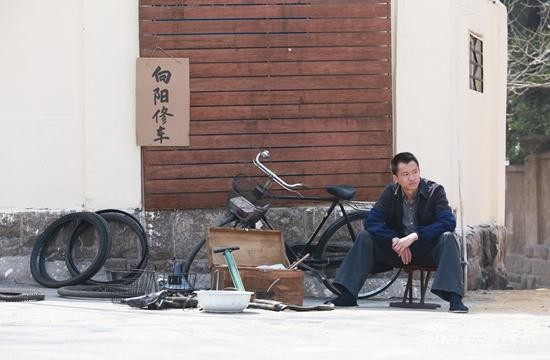 《爱你一生》唐曾路边义务修车