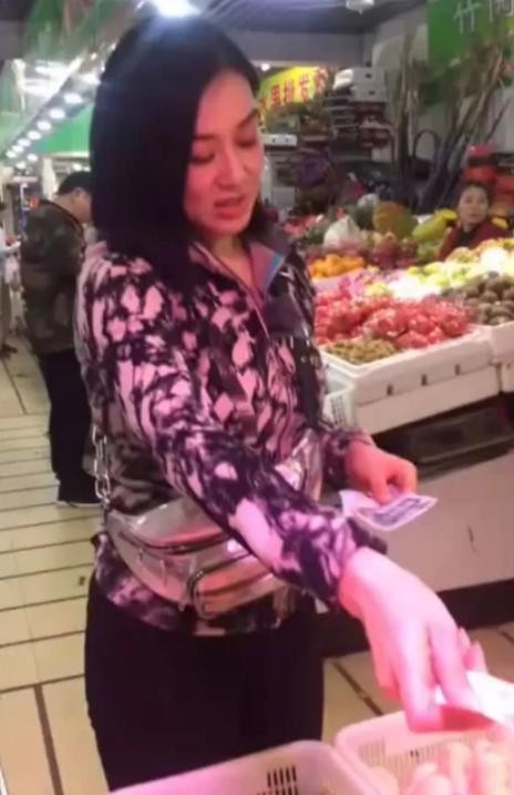 钟丽缇穿着朴素现身菜市场买菜，私底下的她跟普通人没什么区别