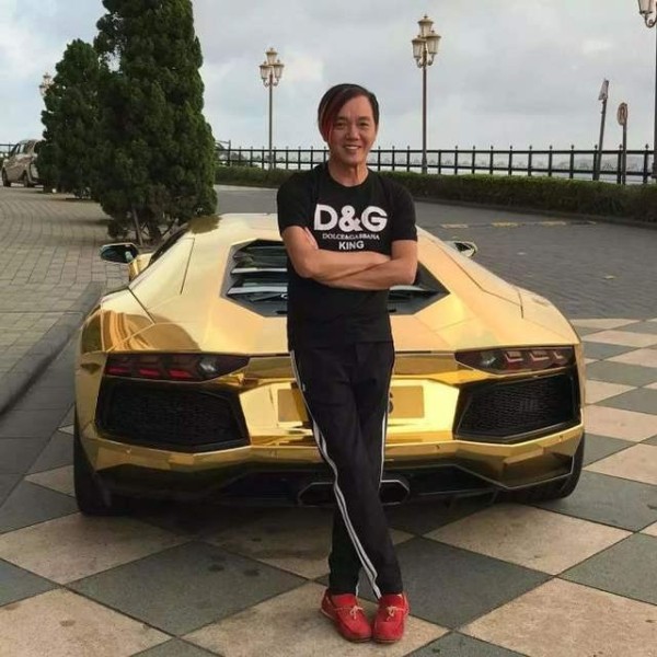 任性的“杀马特”土豪，一口气买30辆劳斯莱斯，娶名模羡煞旁人！-有驾