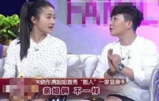 晓彤被父母捧成大明星，亲姐姐却默默卖拉面，网友：安排反了