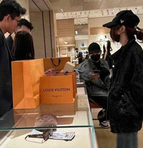 王思聪新欢旧爱连环戏，小羽直播否认分手引热议