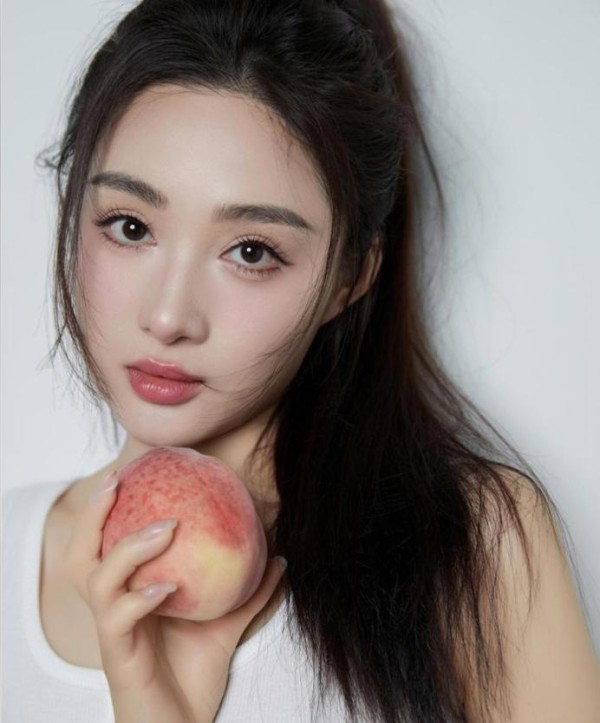 在灯光闪烁的舞台下，他们也只是普通的迷妹迷弟
