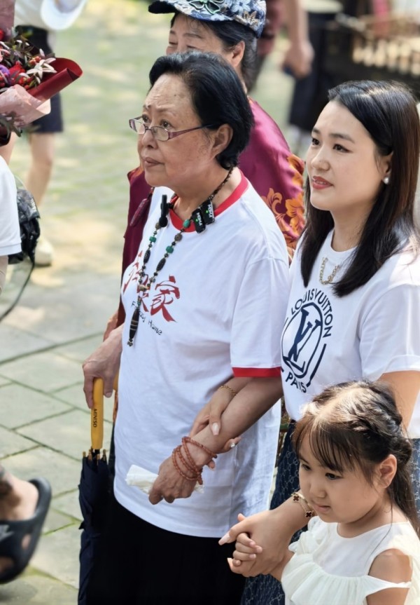 75岁斯琴高娃到灵岩寺上香祈福，拄着拐杖走路，看起来苍老了好多