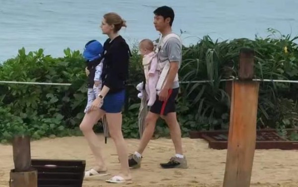 撒贝宁跟妻子罕见同框，一人怀里揣着一个孩子，画面十分可爱