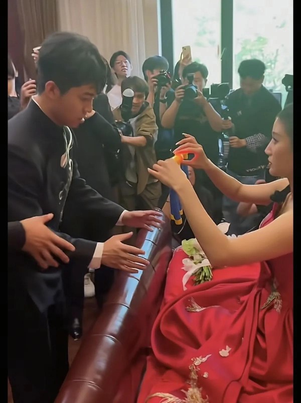 张九龄新婚曝光：新娘疑似德云鼓曲社美女，生活照令人惊艳！