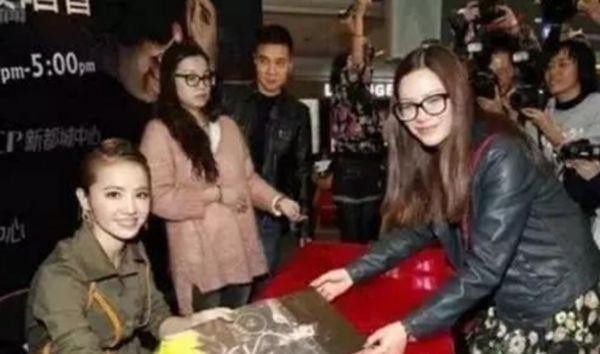 明星收到粉丝礼物，蔡徐坤吃掉，迪丽热巴戴上，唯独她偷偷扔掉！