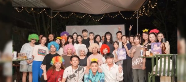 张国立夫妇参加聚会，邓婕保养得也太好，夫妻俩明明只差3岁，看着像隔代人