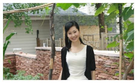 53岁农民歌手于文华近照，尽全力捧红朱之文，女儿神似关晓彤