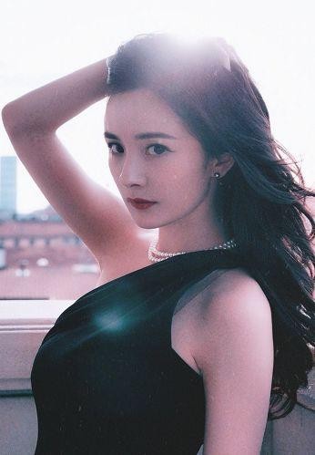 杨幂又签下一00后小花旦，和李庚希是好友，不仅演技好颜值更绝
