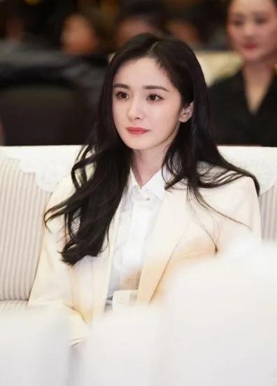 杨幂又签下一00后小花旦，和李庚希是好友，不仅演技好颜值更绝