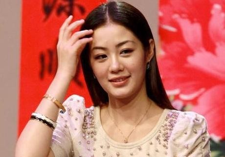 15岁因身高被赵本山看中，事业正红时嫁入豪门，今29岁被宠成公主