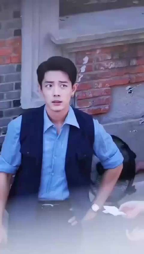 肖战真的好怕热啊哈哈哈工作人员拿一个大风扇，自己拿一个小风扇！