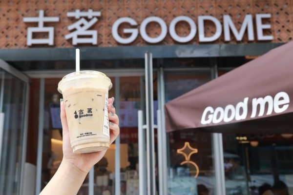 顾客在古茗门店打卡咖啡。企业供图