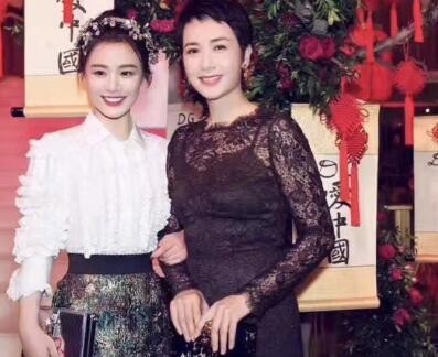 马思纯发童年照，蒋雯丽是她小姨；他俩曾被认为是情侣却是亲戚