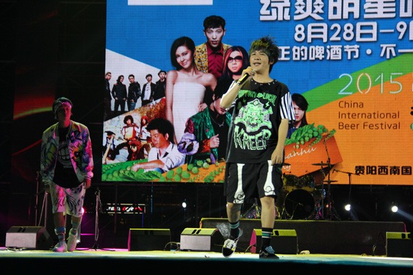 活动现场载歌载舞