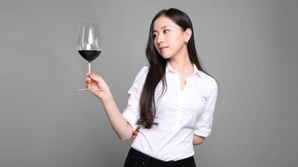 抖音主播醉鹅娘现身“美食嗨购夜”直播间，在线给粉丝安利美酒！