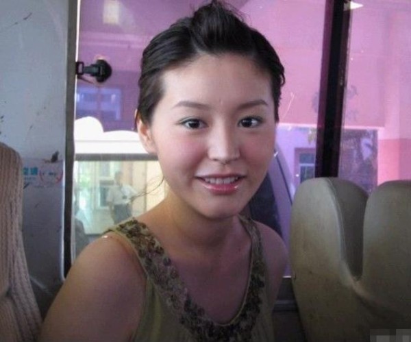 她出演《小鱼儿与花无缺》走红，近年来却销声匿迹，网友众说纷纭