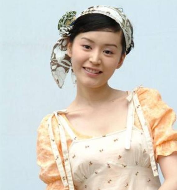 她出演《小鱼儿与花无缺》走红，近年来却销声匿迹，网友众说纷纭