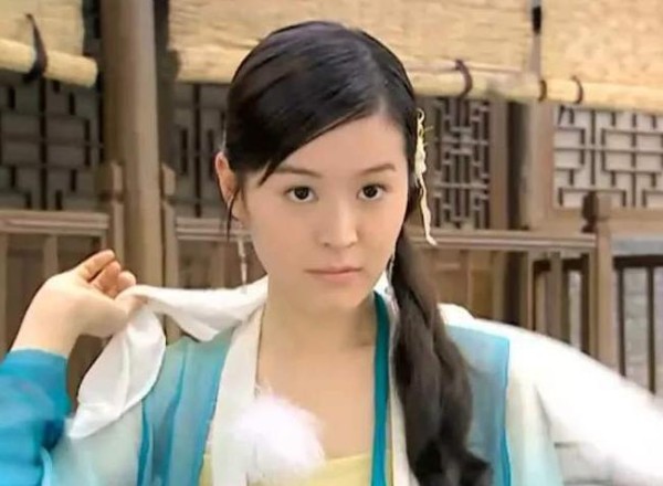 她出演《小鱼儿与花无缺》走红，近年来却销声匿迹，网友众说纷纭