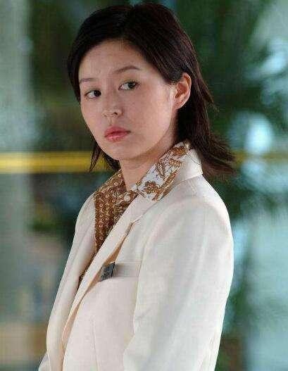 她出演《小鱼儿与花无缺》走红，近年来却销声匿迹，网友众说纷纭