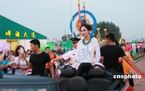 阿娇哈尔滨出席活动与男艺人手牵手暧昧(图)