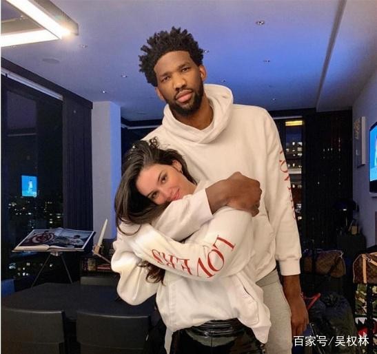 人生赢家！超模示爱恩比德，身材不输卡戴珊，连库里也为他打灯？