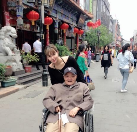 她凭借一句话走红网络，还曾和杨幂搭过戏，如今终成女神