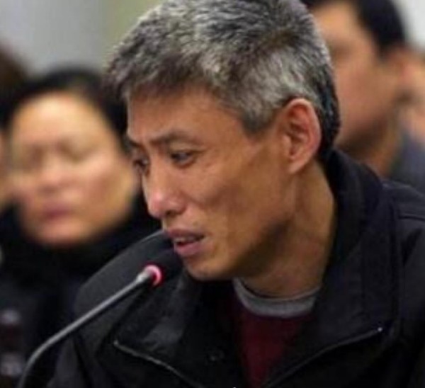 黑老大刘涌在天上人间看上一美女，不料却大有来头，被暴打不敢言