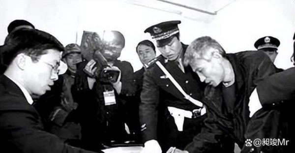 东北辽宁黑老大刘涌：2000年掌掴刘德华，落网后14名律师帮他减刑