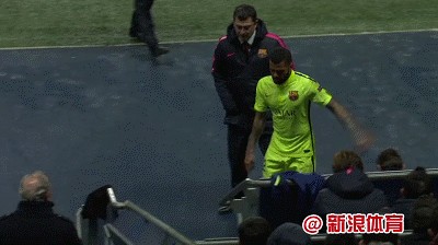 阿尔维斯被恩里克换下后怒踢水瓶
