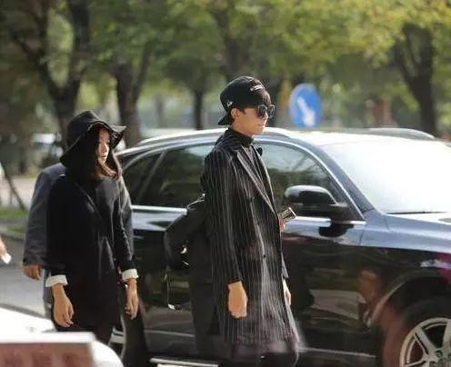 吴磊全副武装和神秘女子看电影，亲姐姐颜值不输关晓彤！