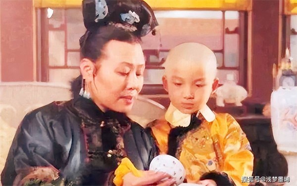 康熙来到孔子墓前，看见碑文迟迟不跪，大臣遮住一字，他立刻下跪