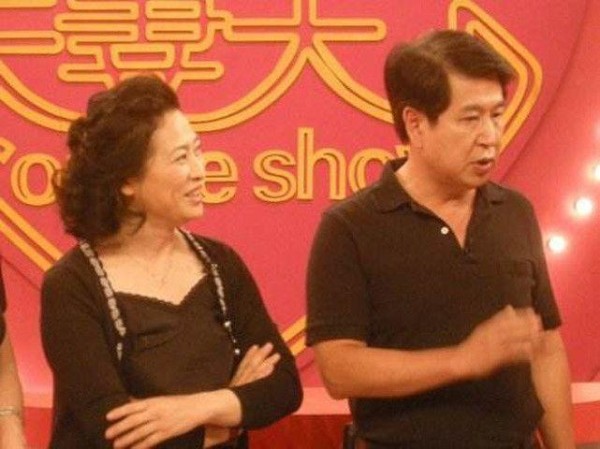 原来他们是一对明星夫妻，老婆是妈妈专业户，老公演琼瑶剧成名