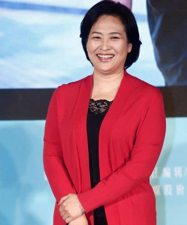 原来他们是一对明星夫妻，老婆是妈妈专业户，老公演琼瑶剧成名