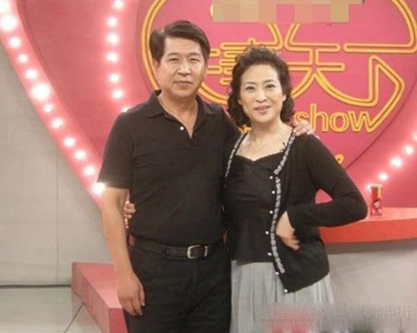 原来他们是一对明星夫妻，老婆是妈妈专业户，老公演琼瑶剧成名