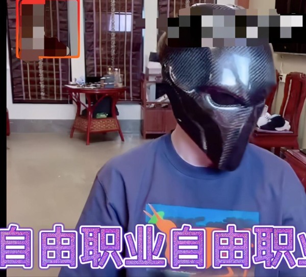 赵本山女儿公开恋情，瘦个子男友戴头盔现身，被猜是知名星二代