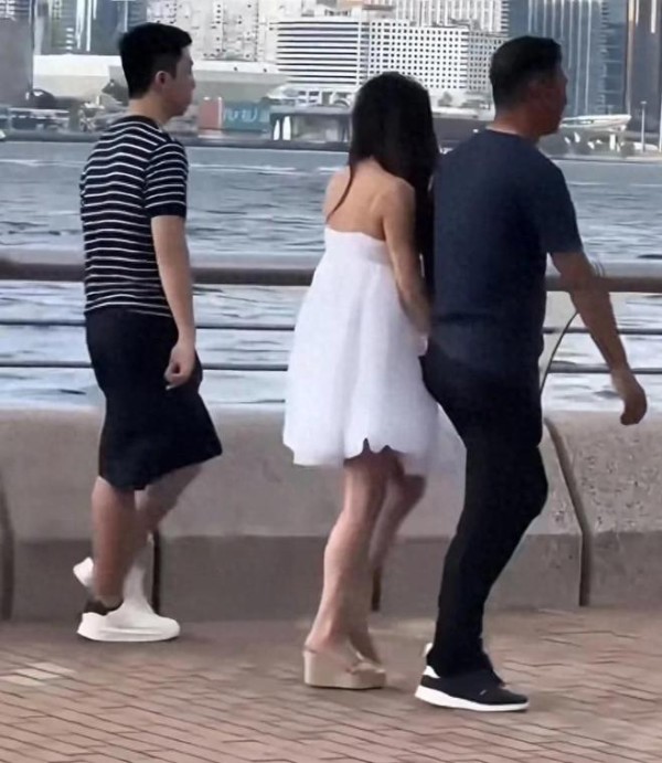 温碧霞全家看江景，她和17岁养子亲密自拍，老公何祖光表情不开心
