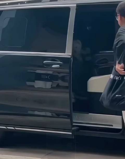 刘学义怀抱西高地犬引热议，颠覆传统宠物印象
