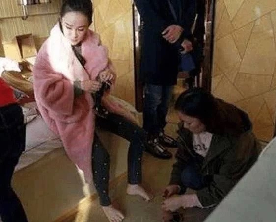 杨幂竟是嗯哼老姨！揭秘当年杨幂为何要退出泰迪姐妹团真相
