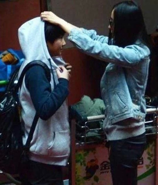 杨幂竟是嗯哼老姨！揭秘当年杨幂为何要退出泰迪姐妹团真相