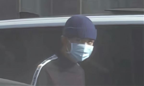 21岁吴磊开百万豪车接送朋友，网友：羡慕别人的21岁