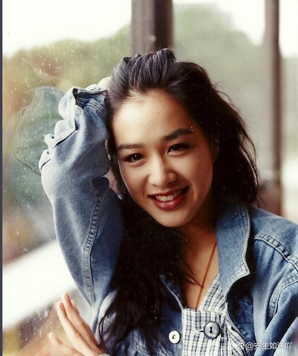 “性感女神”钟丽缇频繁哭上热搜，相差12岁姐弟恋到底靠谱不靠谱