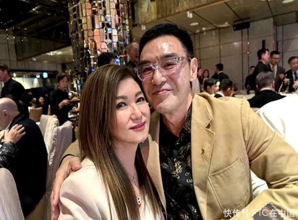 钟镇涛参加婚礼引关注，与前任同桌引热议，贴脸合照显大方