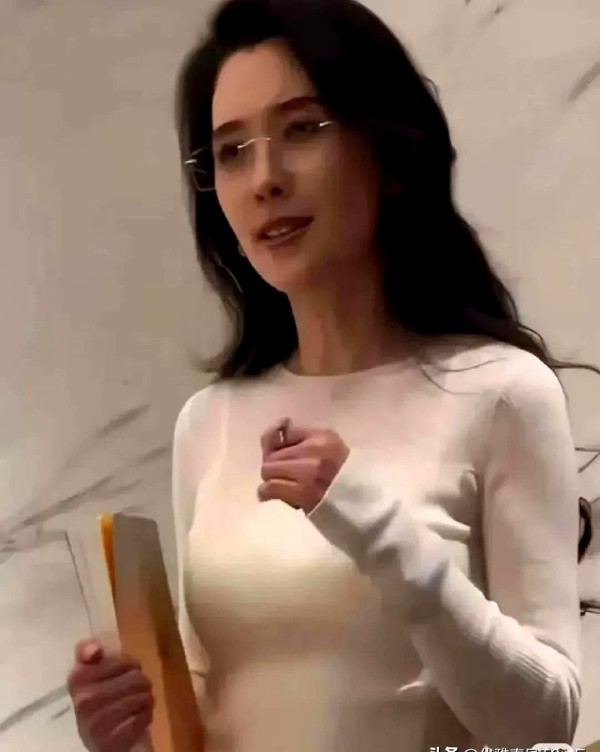 云间拾月光：娱乐圈里明星好友互相调侃的场面不少见，但能把玩笑接得这么暖心的还真得看汪峰。

最近那英和汪峰同框时突然来了一句：“你家森林北长胖喽！”这话要是搁别人身上，指不定当场就得尴尬，可汪峰愣是凭一句教科书式回应化解了场面。

只见他马上接茬说女生胖点更健康，还特别补充要是太瘦自己反而会担心。

这话说得既护短又透着股实在劲儿，难怪现场气氛瞬间变得轻松起来。

要我说啊，能在公开场合这么自然聊...