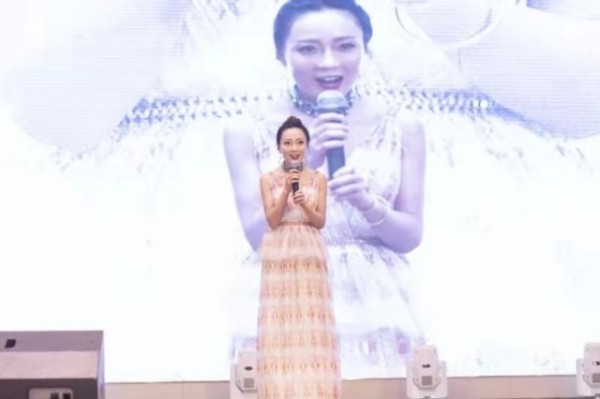 刘九儿出席《超级网红》栏目启动仪式暨明星网红之夜